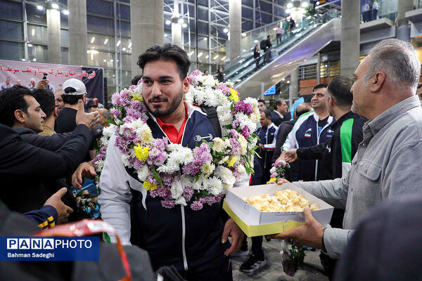 بازگشت تیم ملی وزنه‌برداری با جام قهرمانی‌