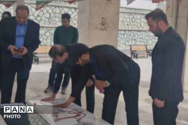 غبارروبی مزار شهدا به یاد دانش آموزان شهید