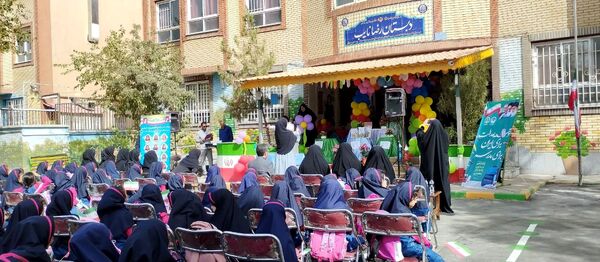 جشن شکوفه ها در دبستان شهید رضا نایب ناحیه۴ مشهد