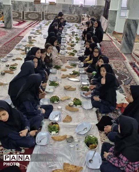  محفل انس با قرآن وضیافت افطاری در آموزشگاه شهید غلامپور زاوین