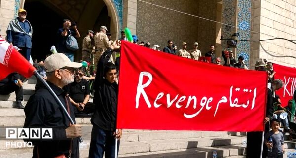 وداع باشکوه مردم با پیکر رهبر شهید در نخستین روز  وداع در مصلی تهران