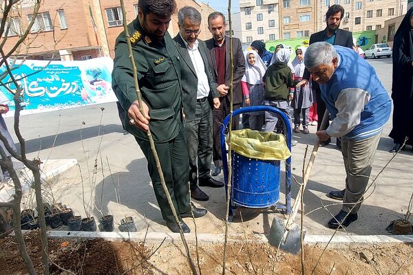 گرامیداشت روز درختکاری در دبستان حکیم نظامی کهریزک 