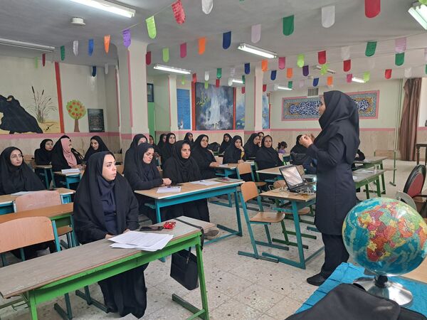 توانمندسازی نومعلمان ملارد در راستای طرح شهید همت در دبستان حضرت صدیقه(س)