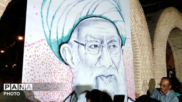 اثر انگشت هایی که قاب رهبر شهید را کامل کردند 