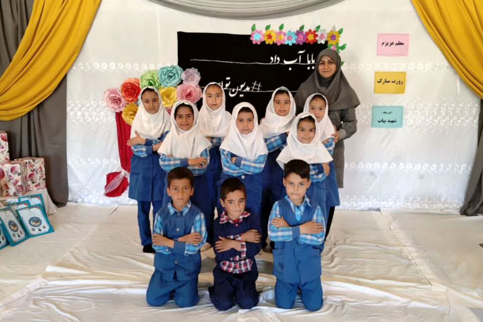 32 سال معلمی در مناطق محروم؛ زنی که چراغ کلاس‌ها را با عشق روشن نگه می‌دارد 