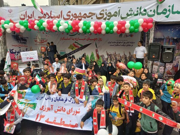 حضور مدیر آموزش و پرورش منطقه ۱۳ در راهپیمایی روز دانش‌آموز 