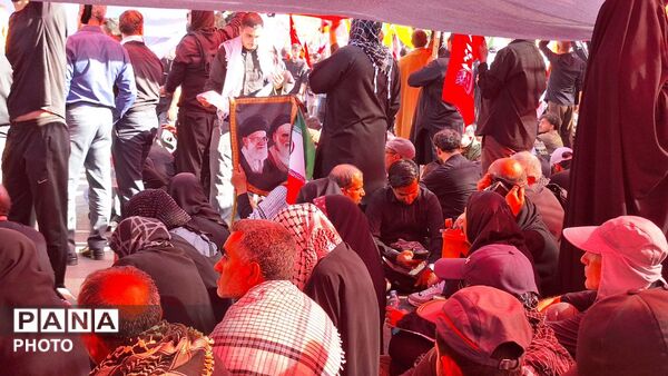 مشهد، در آغوشِ حرم، با رهبر شهید وداع کرد