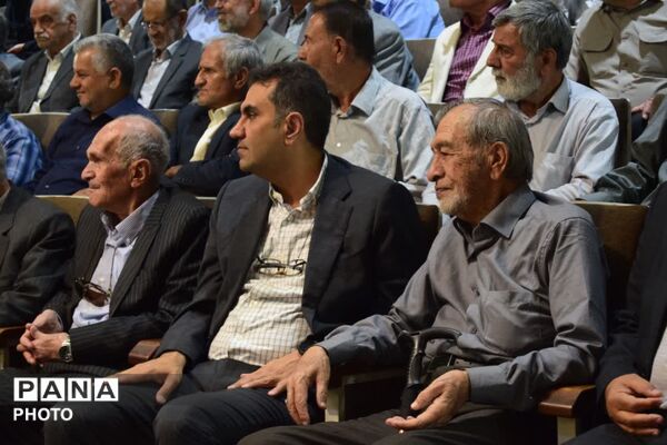 تجلیل از مدیران ۴۰ سال آموزش و پرورش اردکان