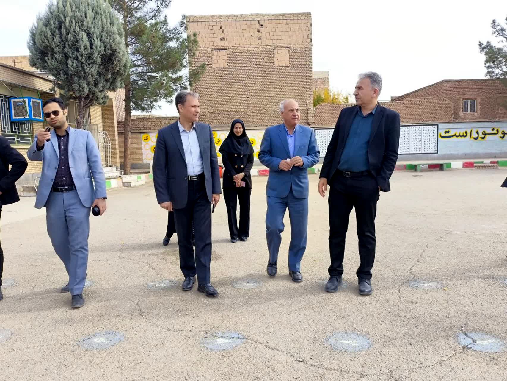 بازدید معاون پرورشی و کارشناس فرهنگی اداره آموزش پرورش  کاشمر از دبستان شهید پسندیده فدافن