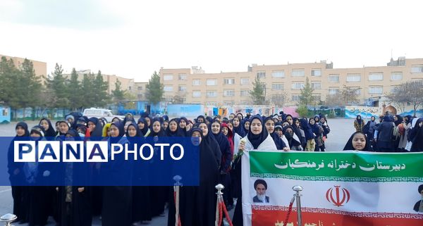 وداع دانش‌آموزان دبیرستان فرهنگیان ناحیه ۷ با شهید گمنام 