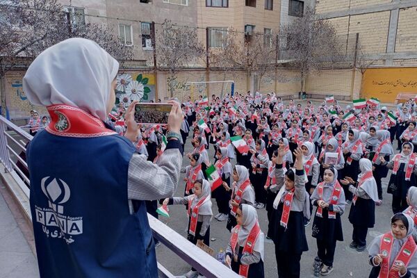 جشن پیروری انقلاب اسلامی در دبستان شهید آقچه‌لو رباط‌کریم