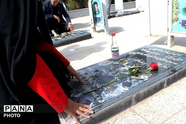 غبارروبی قبور مطهر شهدای دهزیار