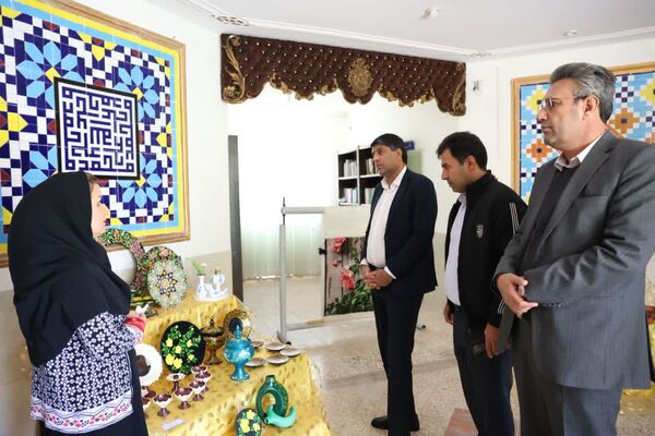 بازدید مدیر کل میراث فرهنگی، گردشگری و صنایع دستی فارس از نمایشگاه آثار هنرمندان در رشته های تابلو فرش و سفال