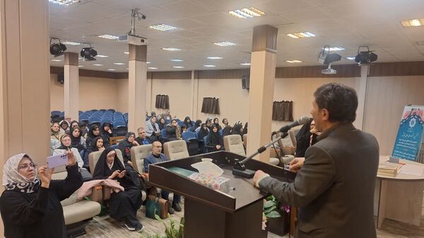 گردهمایی نویسندگان دهه هشتادی در تهران