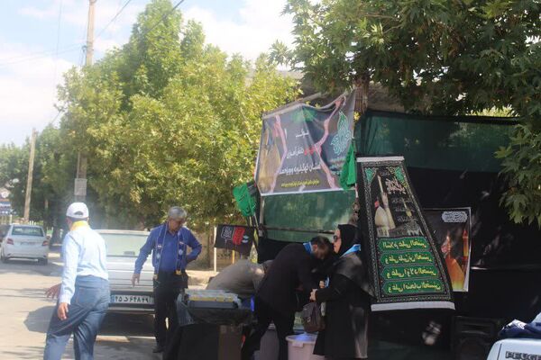 توزیع شربت نذری توسط دانش‌آموزان در موکب سازمان دانش‌آموزی کهگیلویه‌و‌بویراحمد