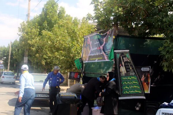 توزیع شربت نذری توسط دانش‌آموزان در موکب سازمان دانش‌آموزی کهگیلویه‌و‌بویراحمد
