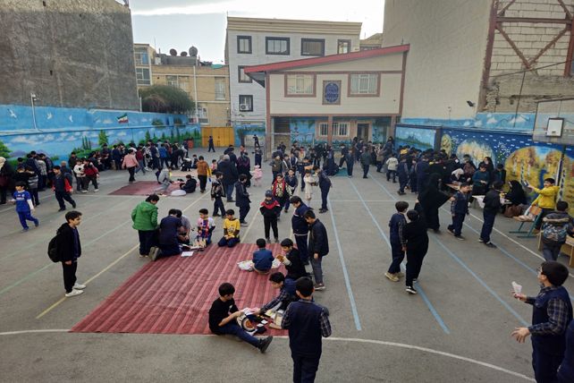  بازارچه دانش آموزی به مناسبت سالگرد پیروزی انقلاب اسلامی در دبستان پسرانه پاسدارن ناحیه ۳