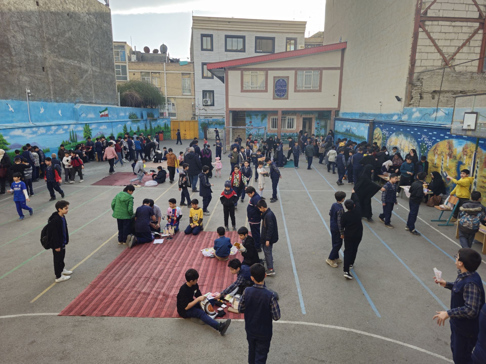  بازارچه دانش آموزی به مناسبت سالگرد پیروزی انقلاب اسلامی در دبستان پسرانه پاسدارن ناحیه ۳
