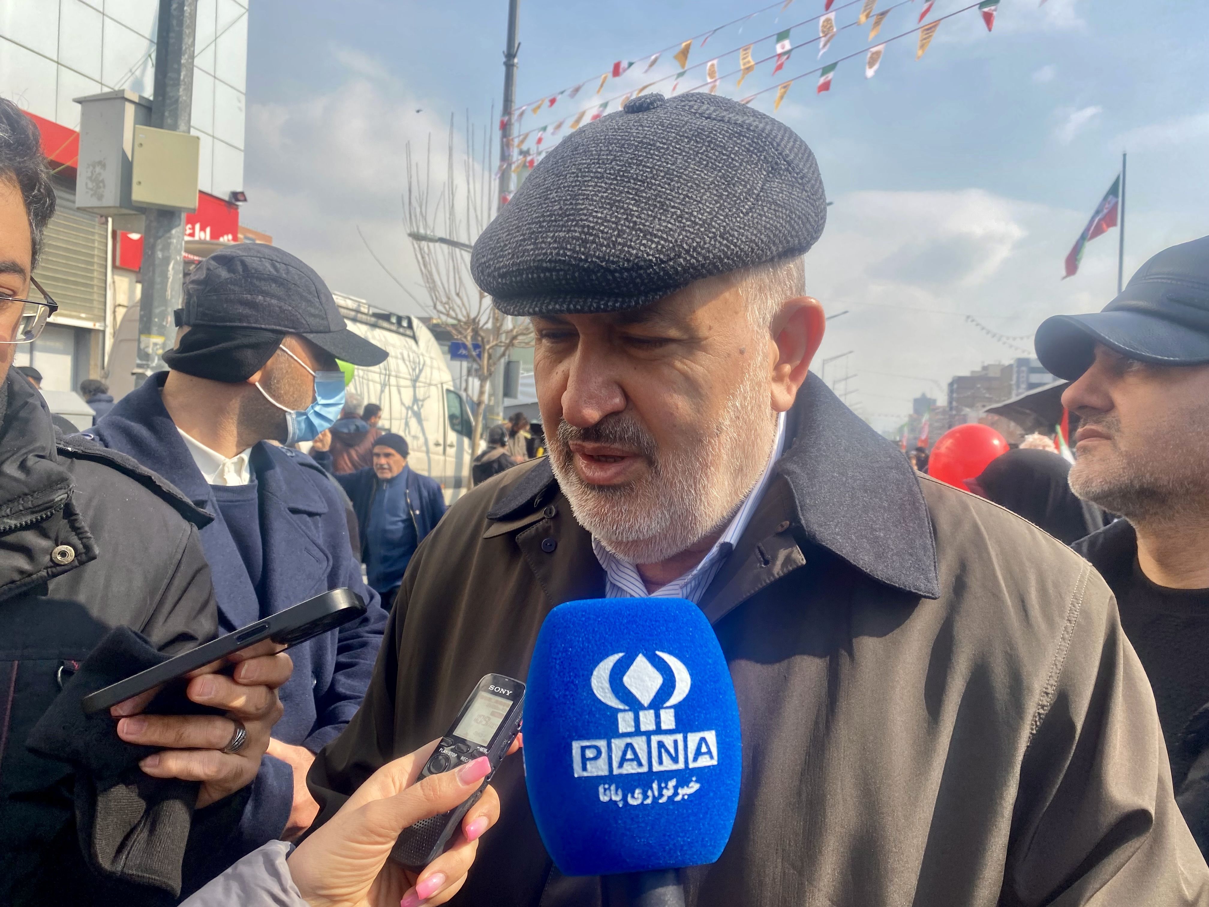 انقلاب اسلامی حقی است که باید از آن دفاع کرد