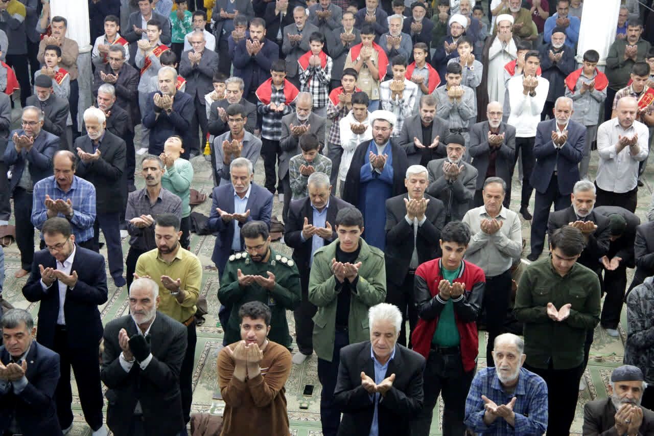 حضور دانش‌آموزان دبیرستان شاهد شهید زیوری پایدار در نماز جمعه اسدآباد 