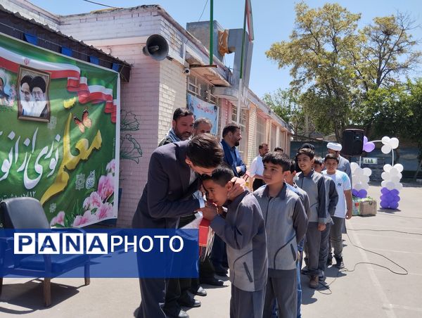 تجلیل از معلمان نمونه در مدرسه تقوا مشهد