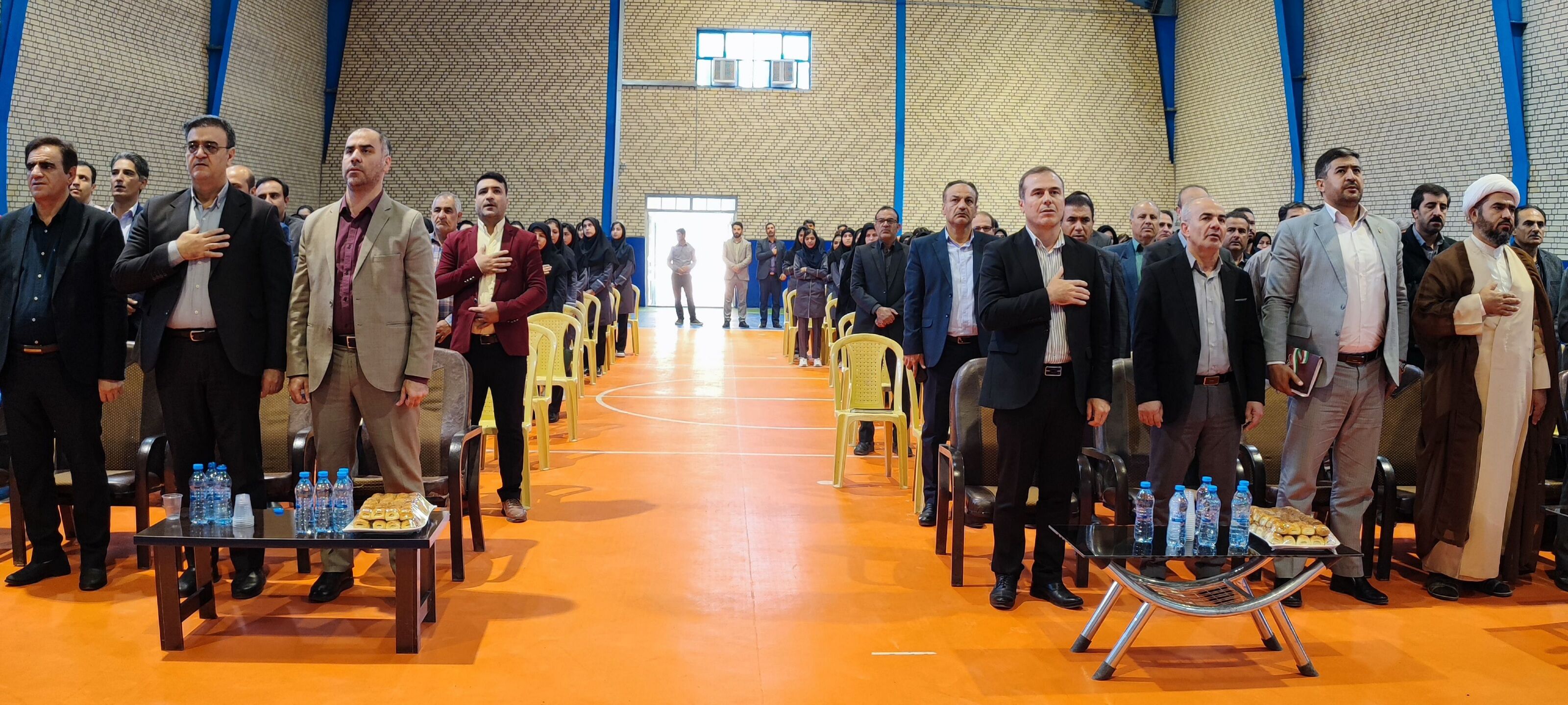نواختن زنگ سپاس معلم در شهر آشخانه