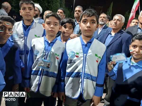  میز خدمت به میزبانی مدرسه پسرانه شهید مهدی غفاری در تجمعات شبانه شهر فرون آباد