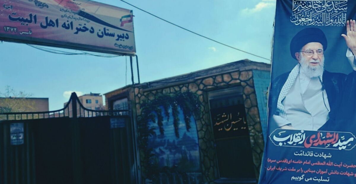 مدارس با برافراشتن پرچم عزا، یاد و راه رهبر شهید انقلاب را زنده نگه می‌دارند