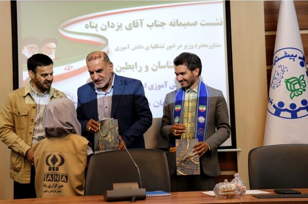 نشست مشاور وزیر در امور تشکل‌های دانش‌آموزی با کارشناسان سازمان دانش‌آموزی استان خراسان رضوی