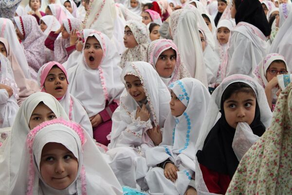 آیین جشن تکلیف دانش‌آموزان دختر شهرستان پردیس در فضایی معنوی و باشکوه