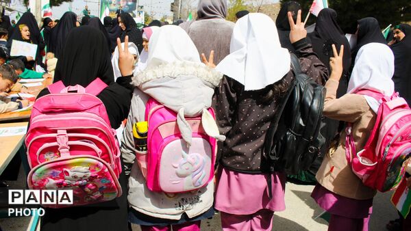 کوله پشتی های دانش آموزان مارگونی برای همکلاسی های شهید مینابی
