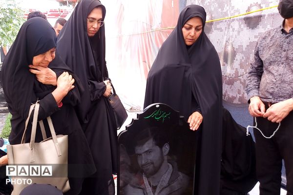 تجدید عهد با امام راحل و شهدا
