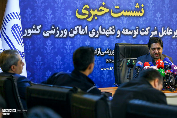 بازدید خبرنگاران از روند بازسازی و تعمیرات ورزشگاه آزادی 