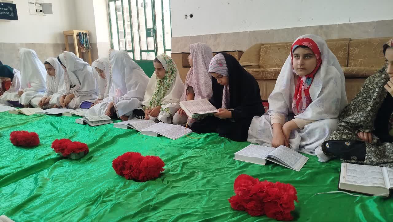اعتکاف دانش‌آموزی در مسجد امام حسین(ع) روستای تپه‌گجی منطقه بیرانوند 
