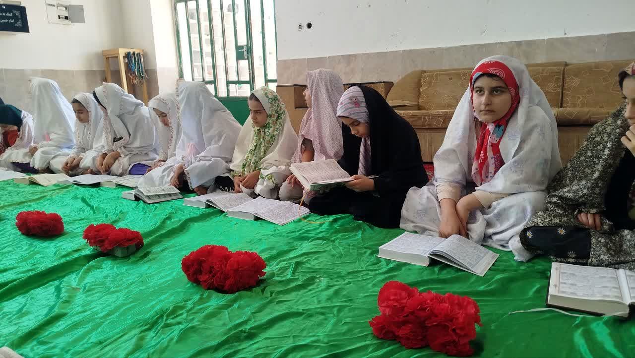 اعتکاف دانش‌آموزی در مسجد امام حسین(ع) روستای تپه‌گجی منطقه بیرانوند 