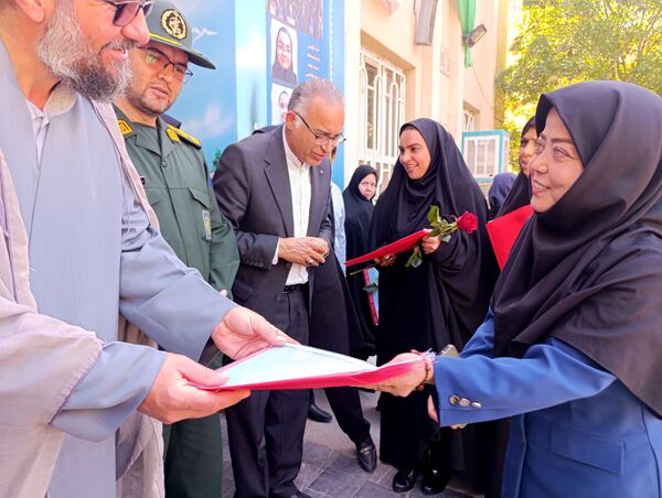 نواختن زنگ سپاس معلم در دبیرستان و دبستان میرزا جعفر سروقد
