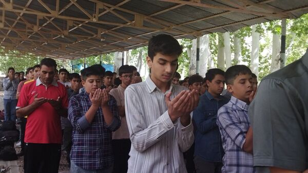 اولین نماز جماعت پایه دهمی ها همراه با کادر دبیرستان شاهد ابوذر غفاری 