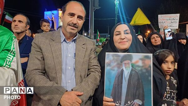 شبِ همدلی و حضور پرشورکوهدشتی‌ها در میدان امام خمینی(ره)