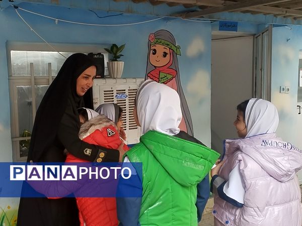 حضور مامور نیروی انتظامی در مدرسه و گفتگوی صمیمی با دانش آموزان و آگاهی بخشی درمورد مسائل امنیتی 