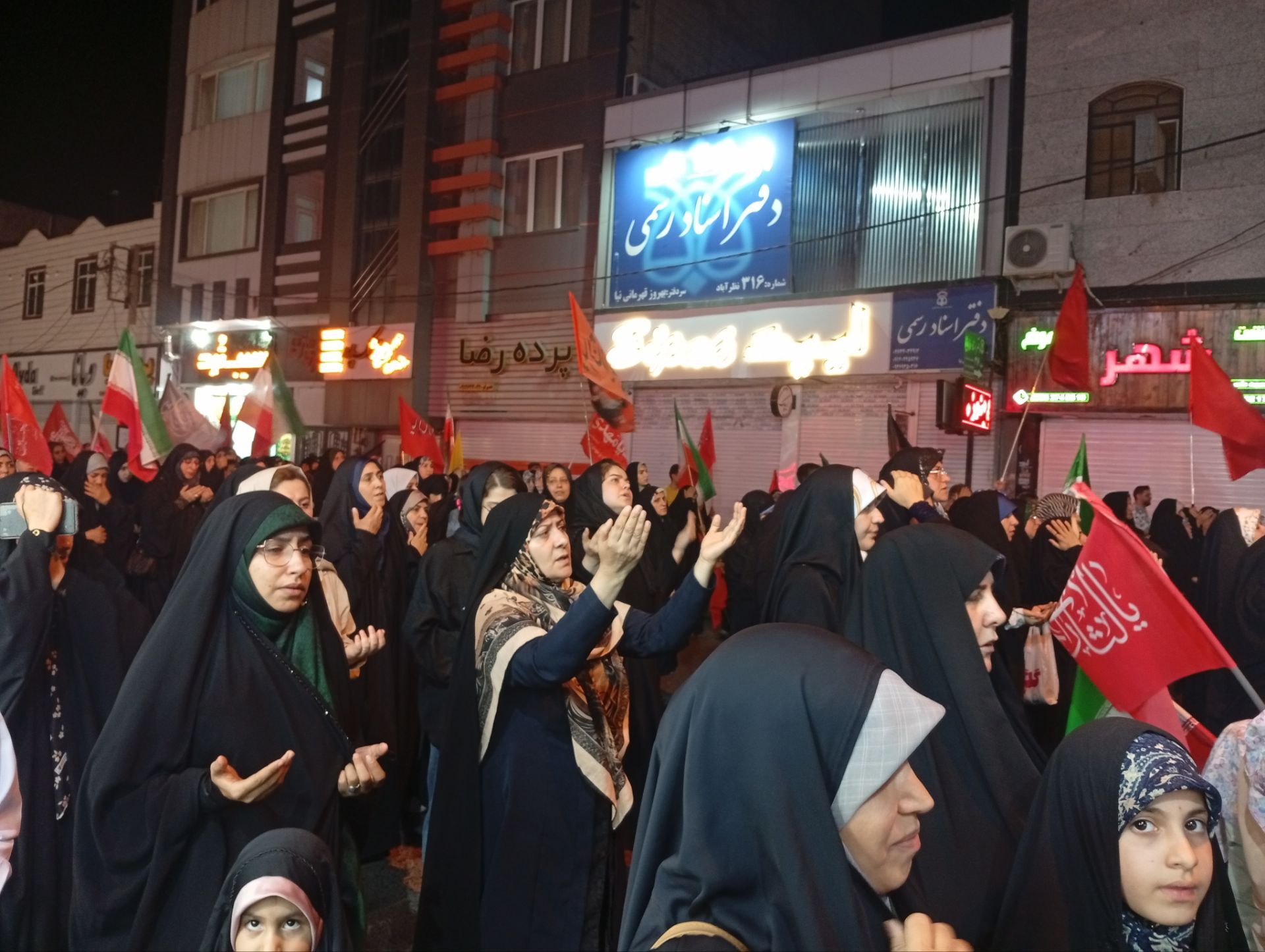 با پرچم انتقام به خیابان می‌آییم
