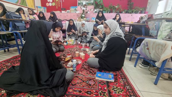 عطر مطالعه در کافه کتاب کلاس پنجم دبستان شاهد بنت‌الحسین تبریز