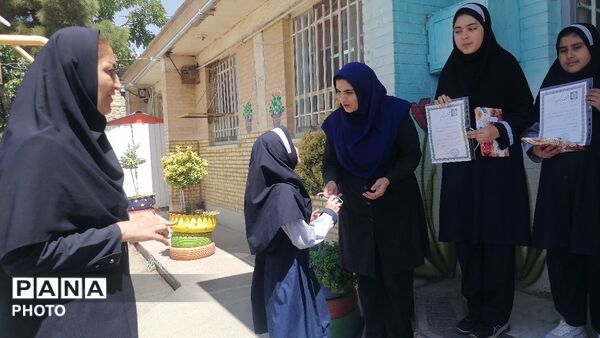 تجلیل از دانش آموزان برگزیده دبستان ناهید نخودی