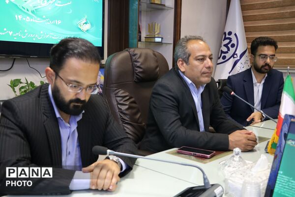 نشست رئیس اداره آموزش و پرورش ناحیه ۷ مشهدبا دانش‌آموزان خبرنگاران خبرگزاری پانا 