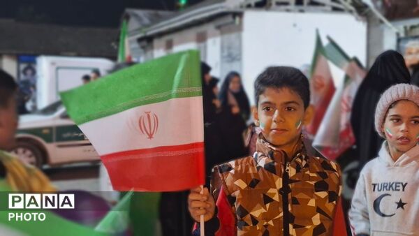 تجلی وحدت در کومله؛ تجمع شبانه در حمایت از نیروهای مسلح و رهبر معظم انقلاب