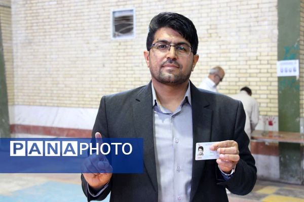 حضور مردم فهرج پای صندوق‌های رای در گرمای شدید هوا