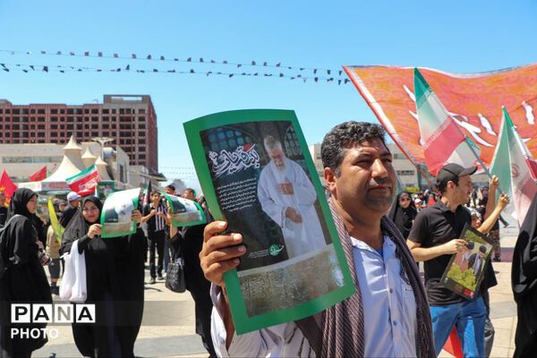 تشییع پیکر رهبر شهید انقلاب در مشهد مقدس با حضور پرشور مردم 