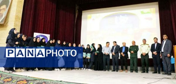 تجلیل از برگزیدگان دانش‌آموزی مسابقات فرهنگی و هنری جشنواره هما شهرستان دشتستان 