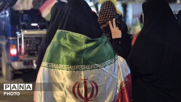 قرار شبانه فارسانی‌ها زیر باران برای دفاع از وطن