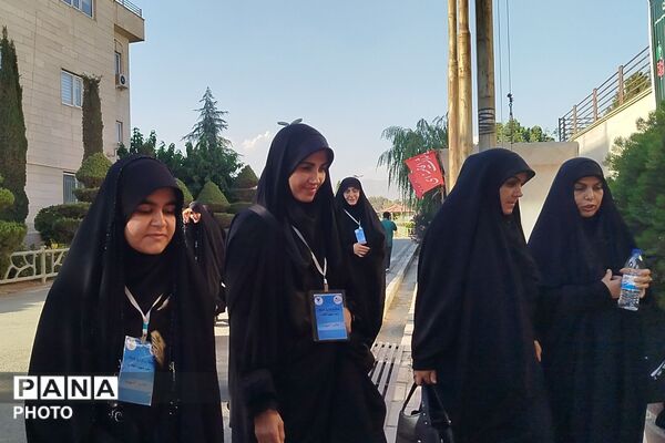 نوجوانان؛ پیشگامان میزبانی از مهمانان مراسم وداع و تشییع پیکر امام امت