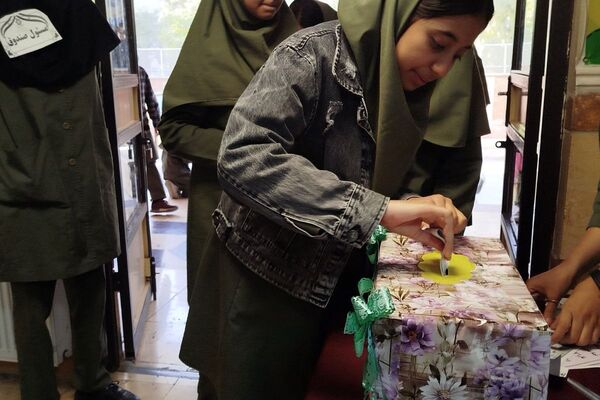 جوانه های دموکراسی در قدس؛شور وهیجان دانش آموزان قدس در انتخابات شورای دانش آموزی